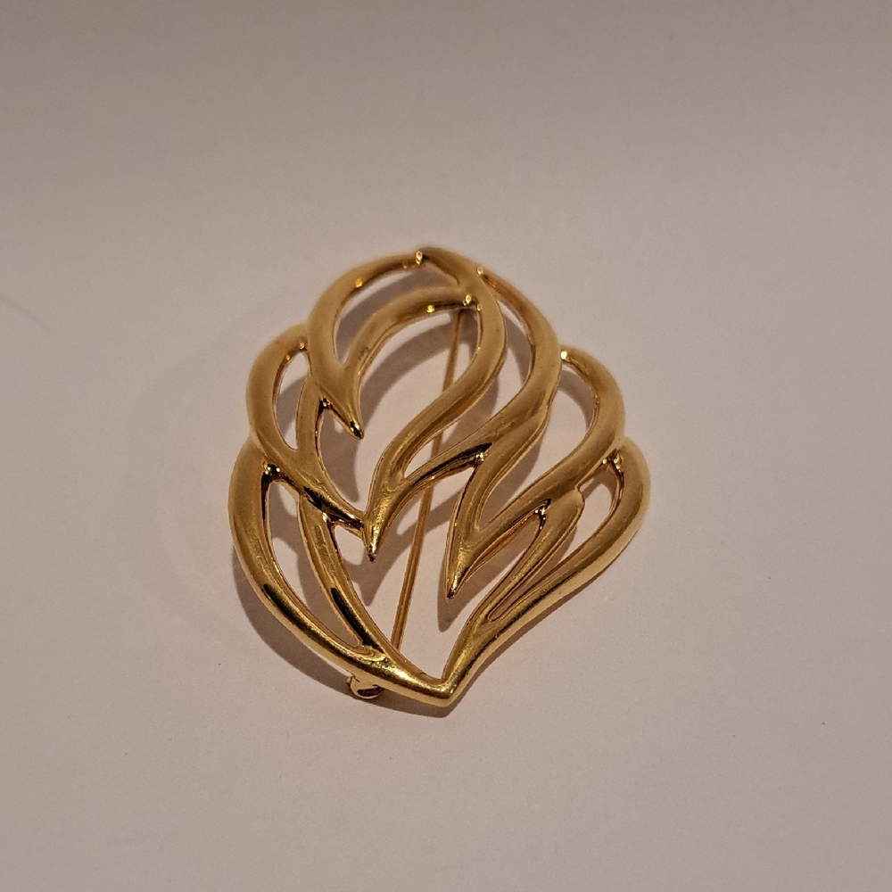 Vtg Monet Gold Tone Swirl Leaf Brooch. Signed. Excellent Condition